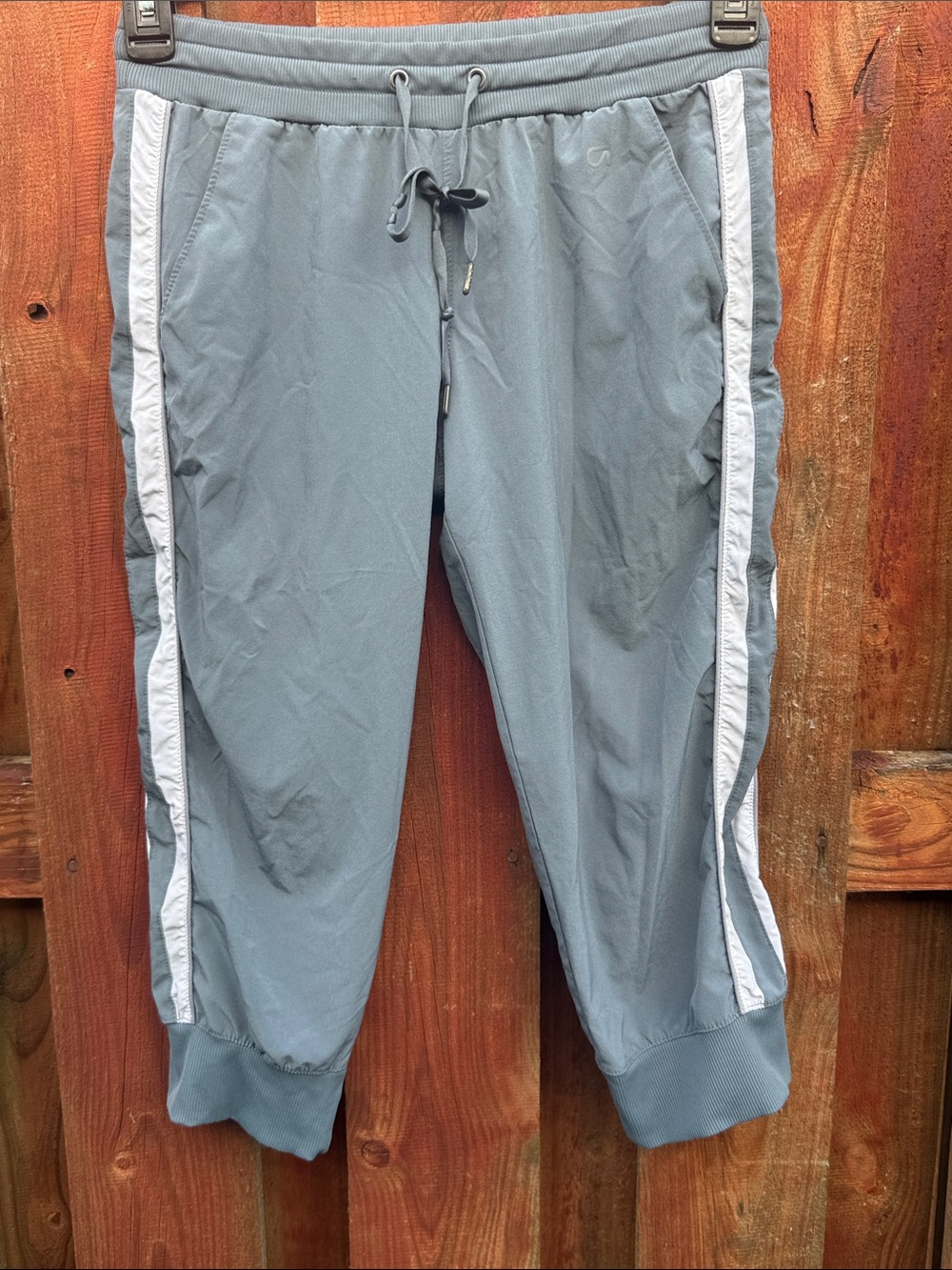 GapFit Woven Capri Track Joggers Sage Gray White Side Stripe Size XS